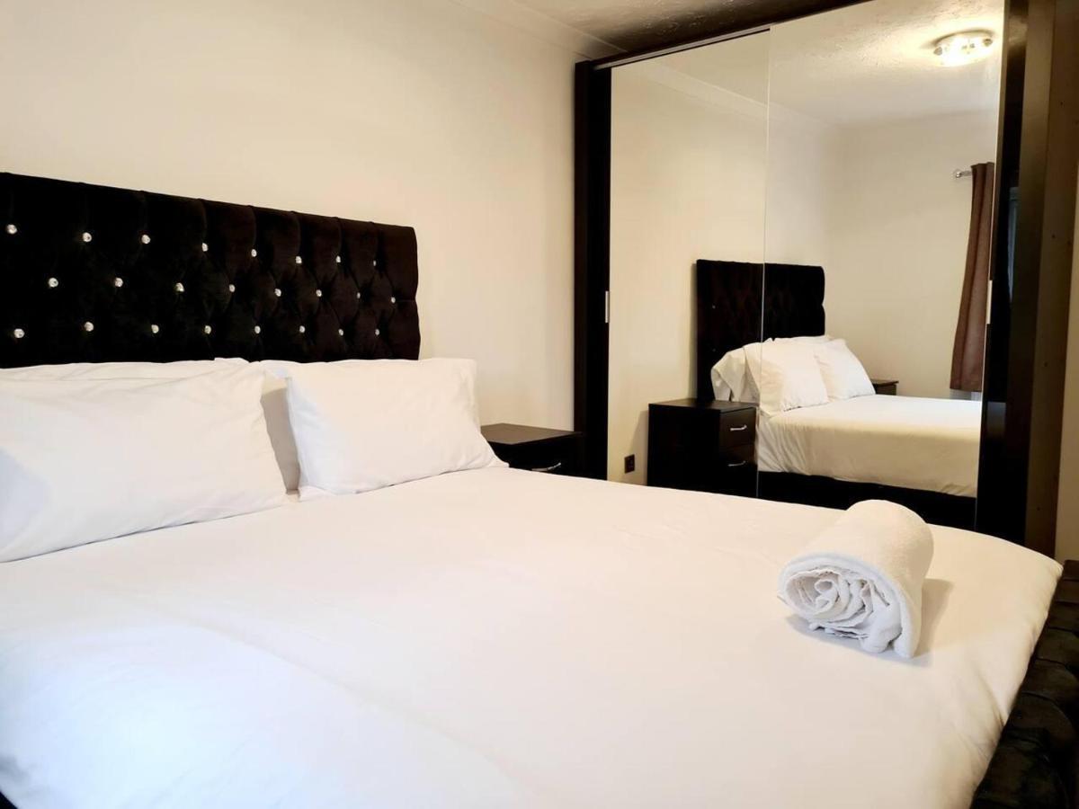Modern & Spacious - Walk To London Excel- Parking Exterior photo