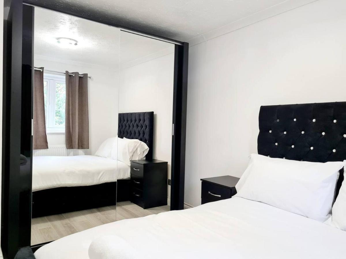 Modern & Spacious - Walk To London Excel- Parking Exterior photo