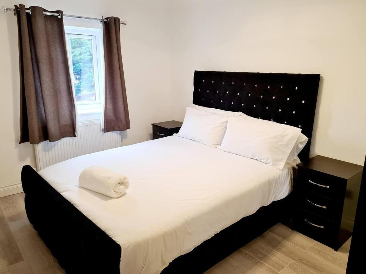 Modern & Spacious - Walk To London Excel- Parking Exterior photo