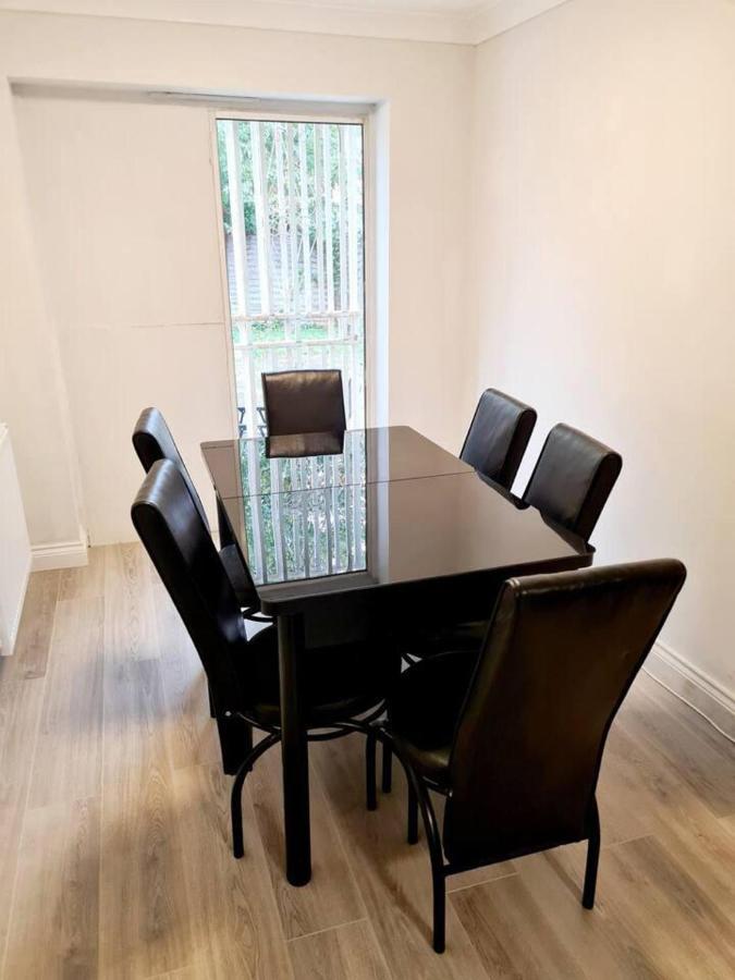 Modern & Spacious - Walk To London Excel- Parking Exterior photo