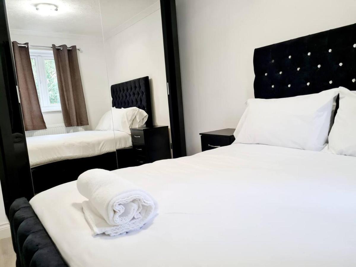 Modern & Spacious - Walk To London Excel- Parking Exterior photo